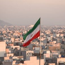 Irã prolonga em 2 horas o período de votação para 2º turno que definirá novo presidente
