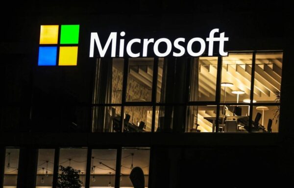 Microsoft chega a cair quase 3% no pré-mercado após apagão cibernético