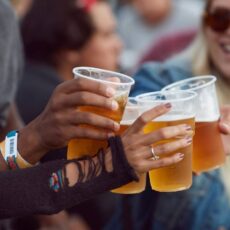 Pesquisa mostra que geração Z brasileira consome menos álcool; marcas de bebidas já estão de olho