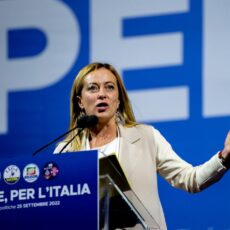 Meloni condena ‘nostalgia fascista’ após ala jovem de seu partido protagonizar escândalo na Itália