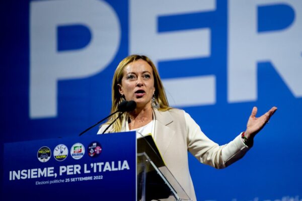 Meloni condena ‘nostalgia fascista’ após ala jovem de seu partido protagonizar escândalo na Itália