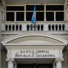 Inflação volta a subir na Argentina e Milei vira alvo de críticas por boicotar reunião do Mercosul