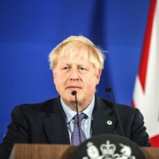 Boris Johnson expressa apoio a Sunak em tentativa conservadora de reduzir vantagem trabalhista