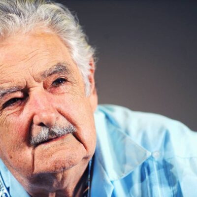 Mujica vive 'momento mais difícil' de tratamento para câncer, afirma sua esposa