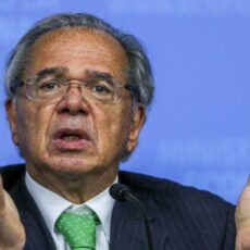 Ex-ministro Paulo Guedes diz que o governo “chutou o balde” no fiscal